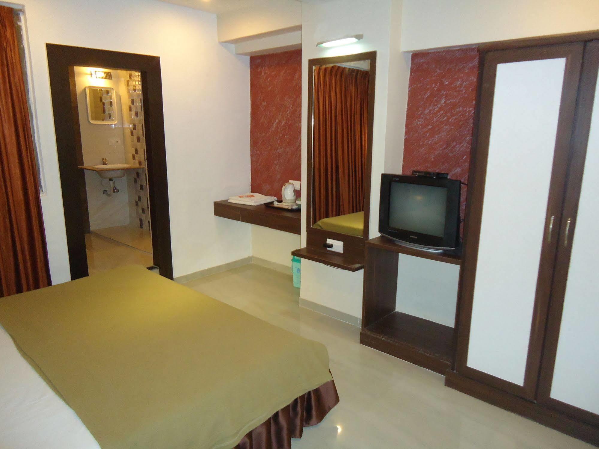 Hotel Maan Residency Satellite Road Ahmedabad Eksteriør billede